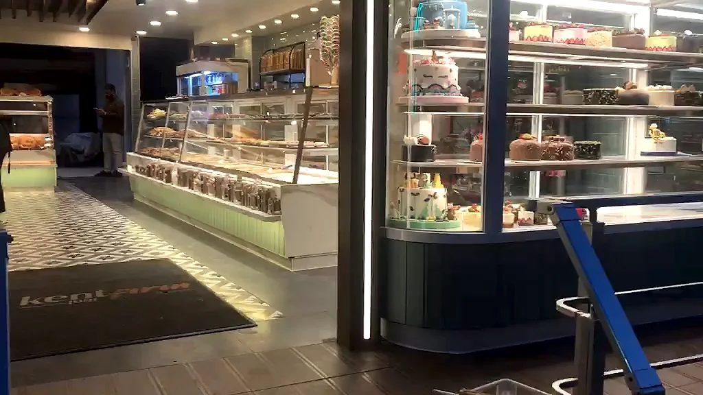 Kent Fırın pasta kulesi vitrini ve alt aydınlatmalı teşhir dolabı, dışarıdan görünüm