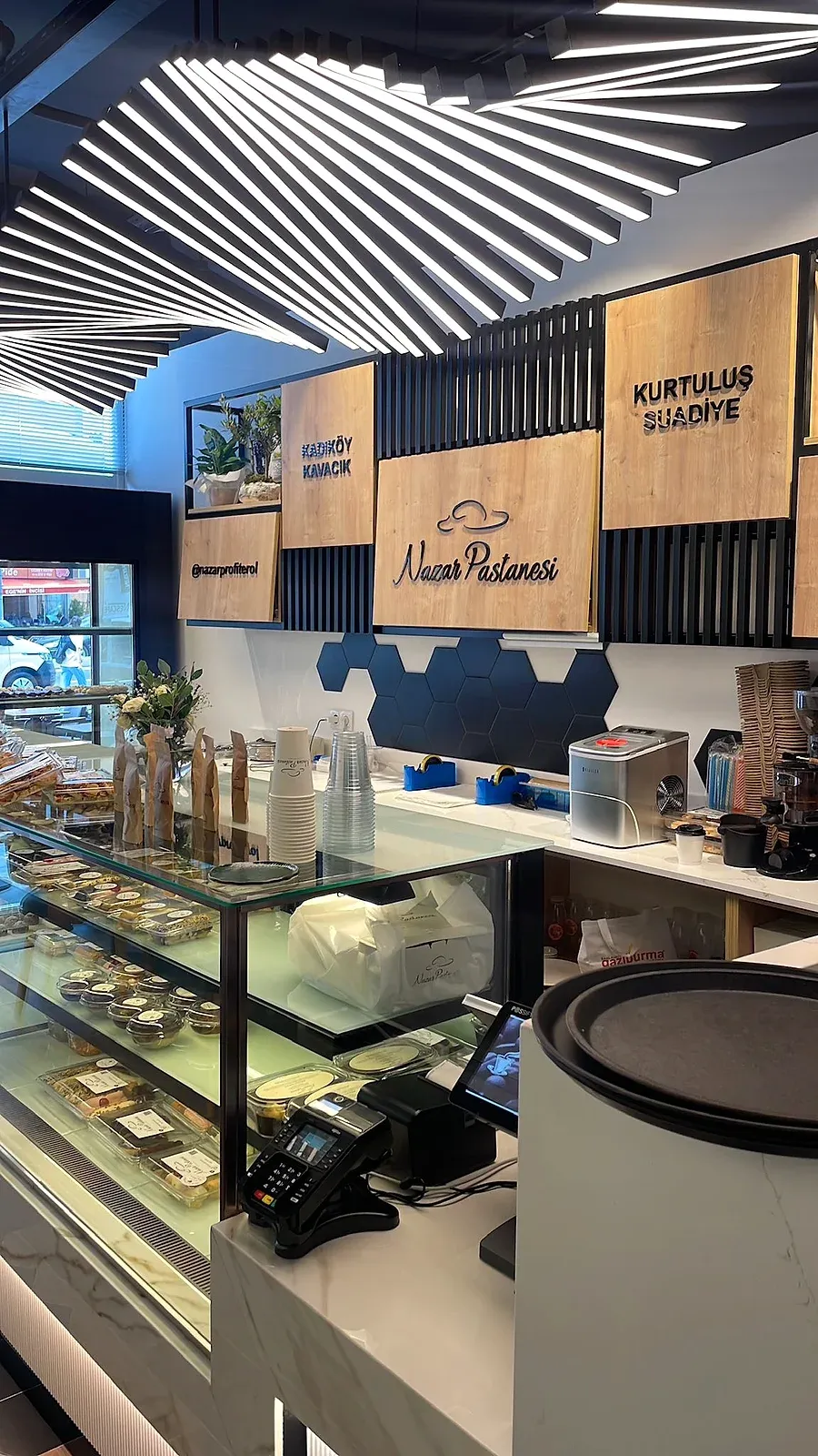 Nazar Pastanesi kasa önü teşhir dolabı ve marka tabelası
