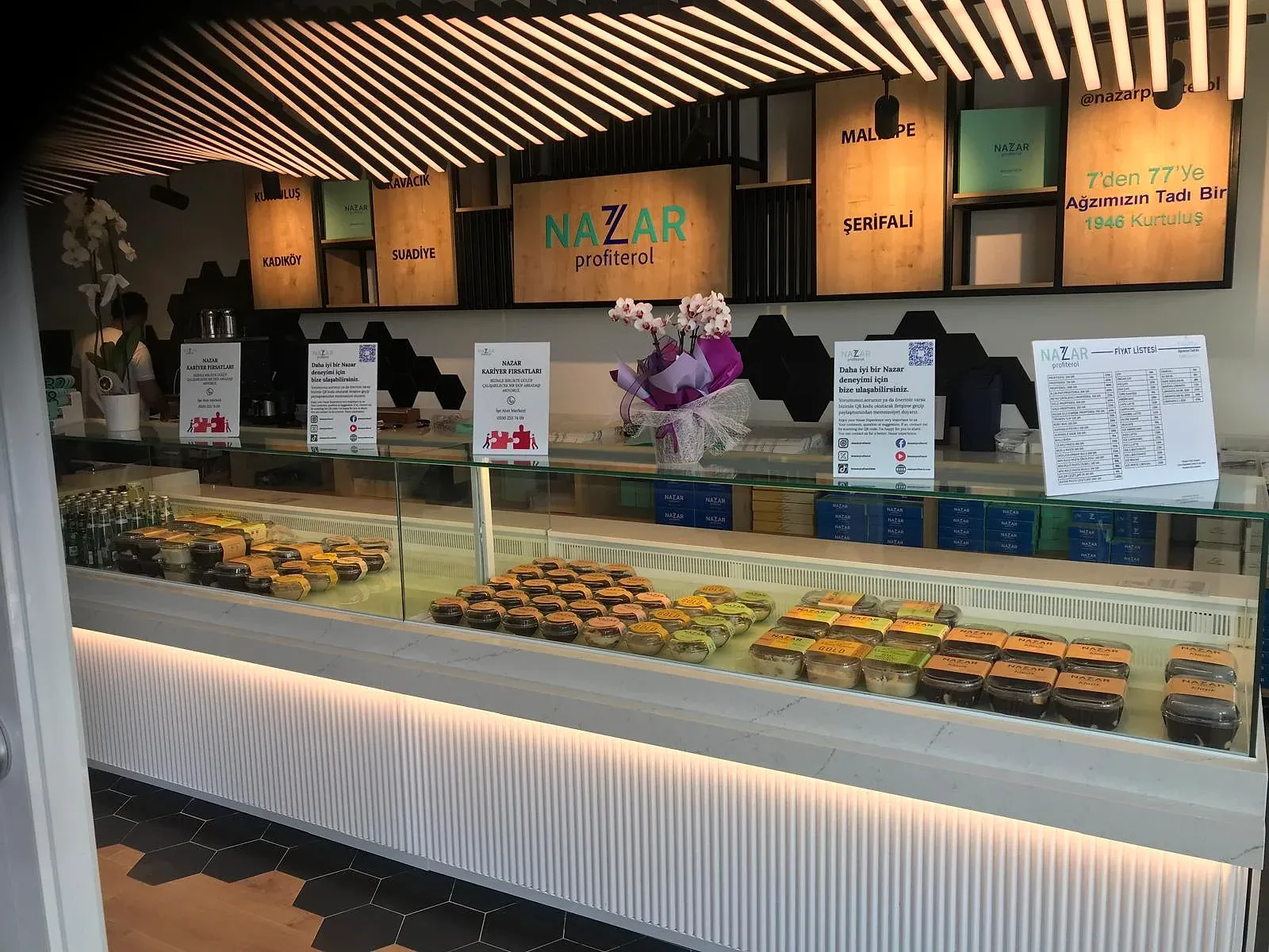 Nazar Profiterol şubesinde teşhir tezgâhı ve menü panosu