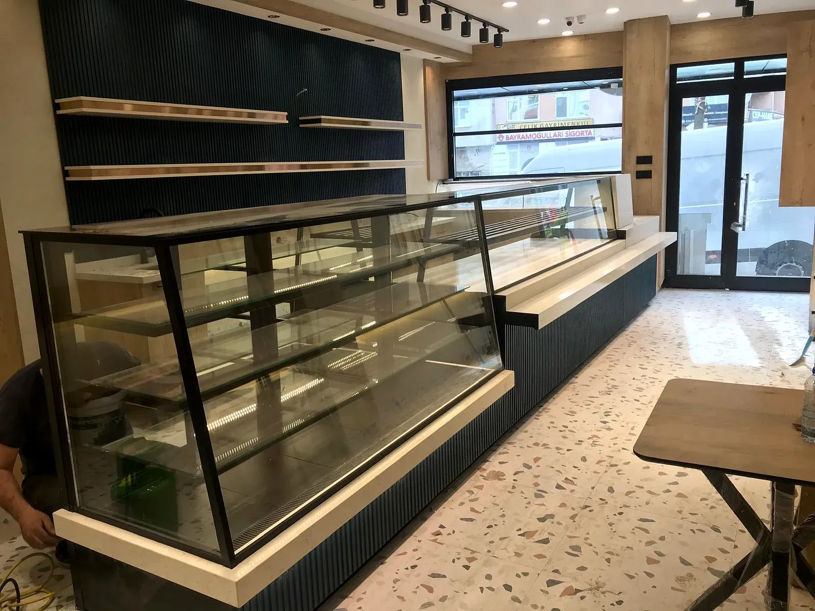 Nazar Pastanesi teşhir dolabı, beyaz gövde ve ahşap raflar