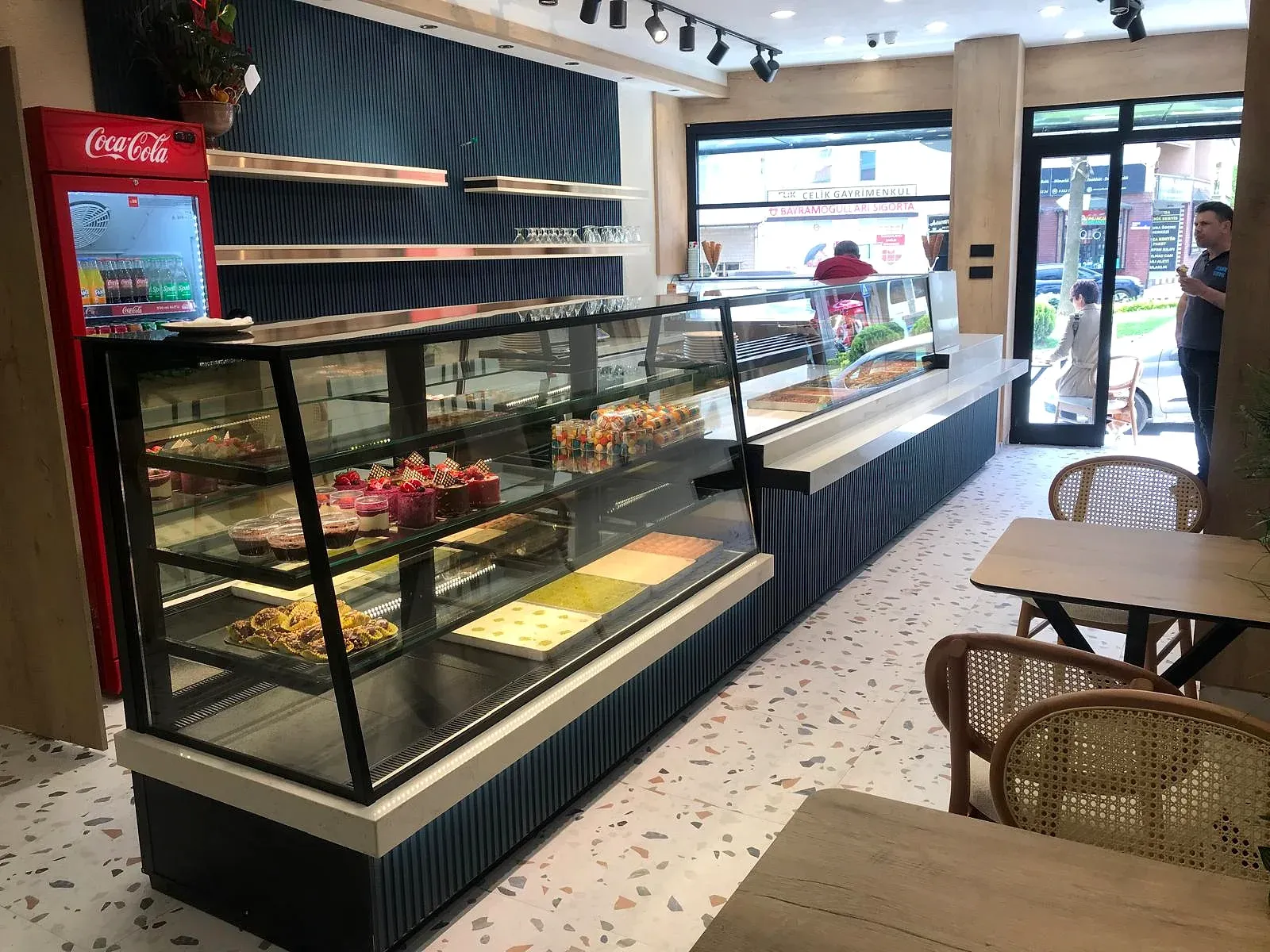 Nazar Pastanesi salon görünümü, teşhir dolapları ve oturma alanı