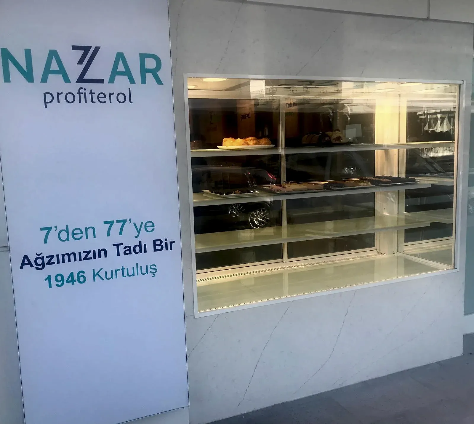 Nazar Profiterol tabelası ve raflı teşhir dolabı
